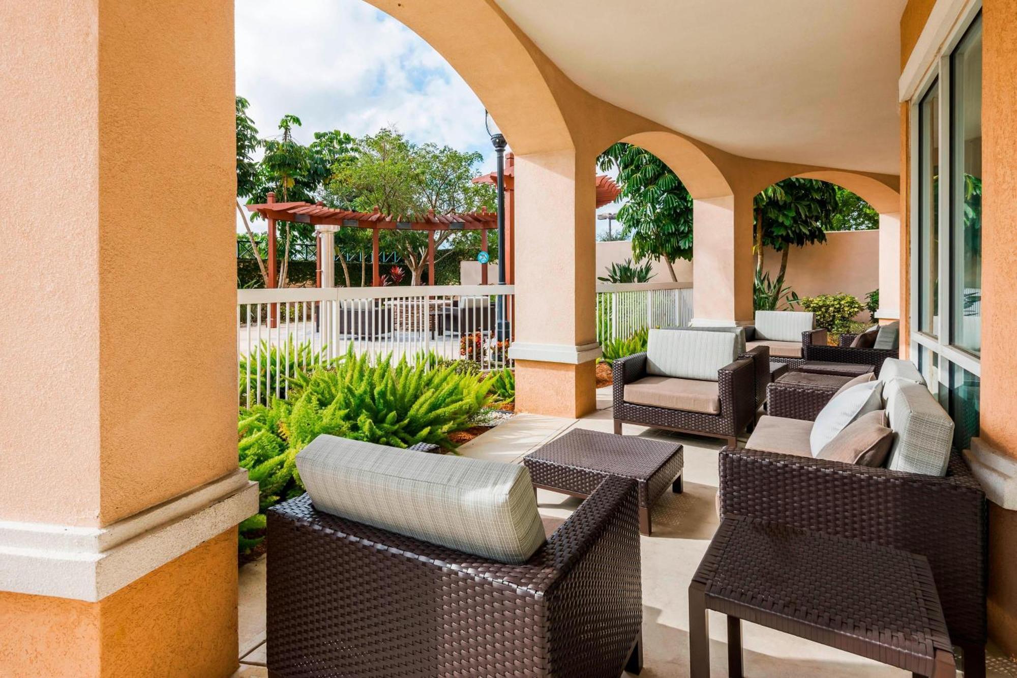 Courtyard Fort Myers At I-75 And Gulf Coast Town Center Estero Exterior foto